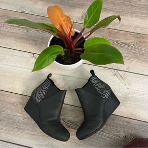 Tom’s NWOB Kelsey Leather Metallic Wedge Heels